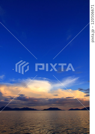 夕暮れ時の大芝島から とびしま海道方面を望む 夕暮れ時の大芝島から とびしま海道方面を望む 120506671