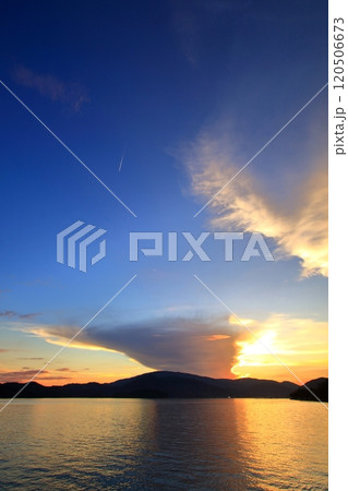 初秋の 美しい瀬戸内の夕暮れ風景 120506673
