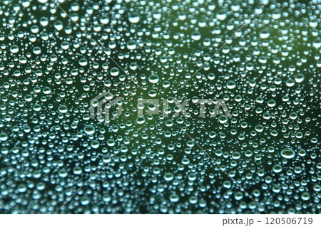 ガラス窓と雨粒 120506719