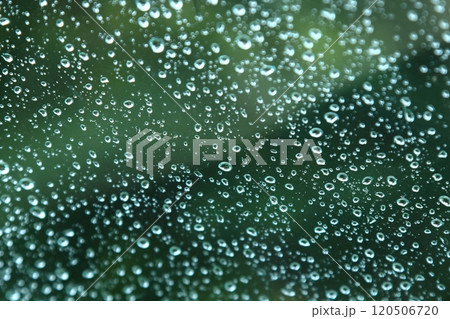 窓ガラスと雨粒 窓ガラスと雨粒 120506720