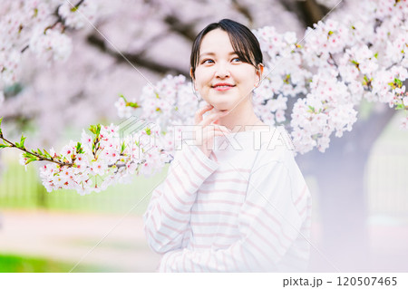 桜の花と若い女性 120507465
