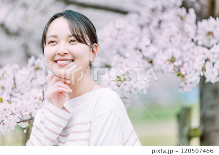 桜の花と若い女性 120507466