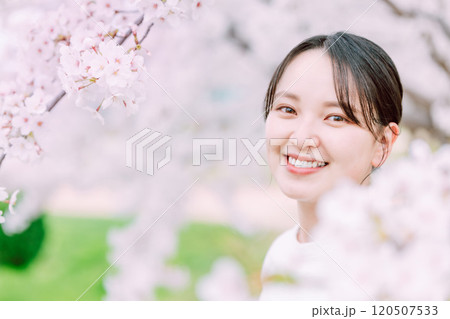 桜の花と若い女性 120507533
