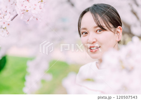桜の花と若い女性 120507543