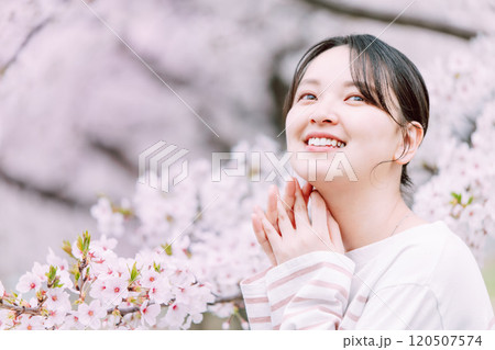 桜の花と若い女性 120507574