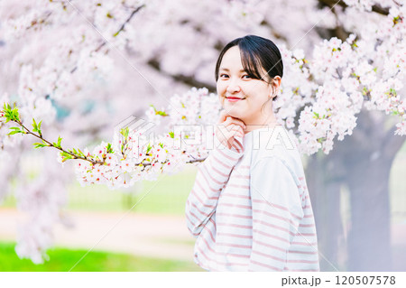 桜の花と若い女性 120507578