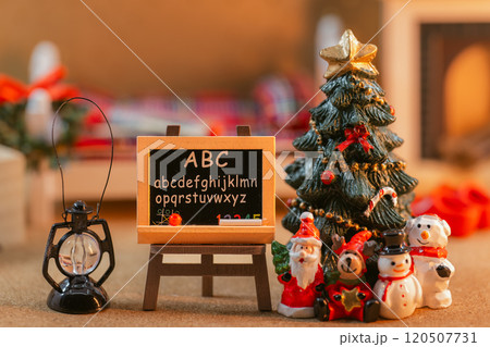 ミニチュア黒板とクリスマスツリーが彩るホリデーシーン ミニチュア黒板とクリスマスツリーが彩るホリデーシーン 120507731