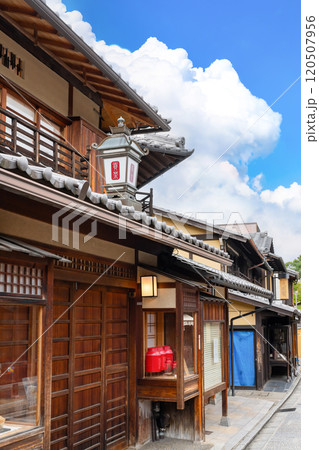 京都市祇園の街並み 120507956