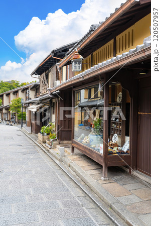 京都市祇園の街並み 120507957