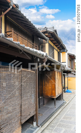 京都市祇園の街並み 120507958