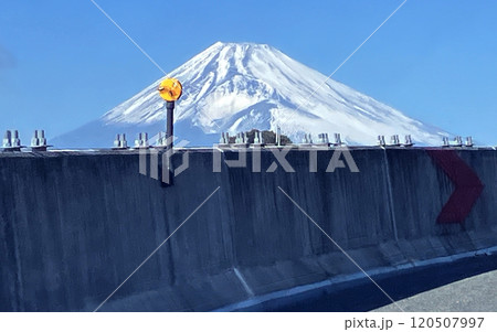 高速道路から見える富士山 120507997