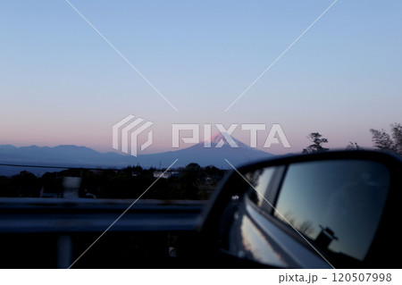 車窓から見える夕方の富士 車窓から見える夕方の富士 120507998