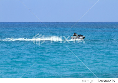 伊良部島渡口の浜のターコイズブルーの海を颯爽と走るジェットスキー 120508215