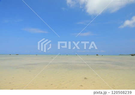 伊良部島佐和田の浜の水が無いかのように透き通った海の景色 120508239