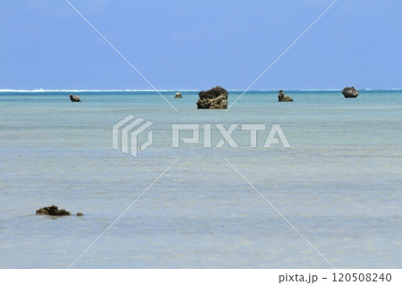 遠浅の海に大岩が転がっている伊良部島佐和田の浜 120508240