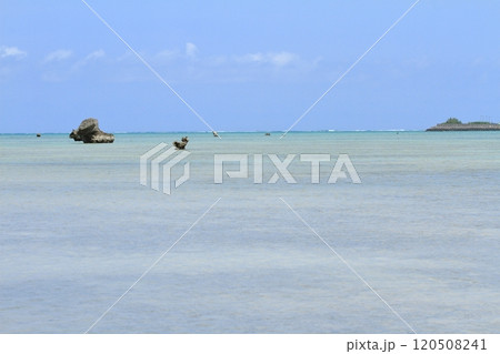 大小の岩が点在する伊良部島佐和田の浜の海 120508241
