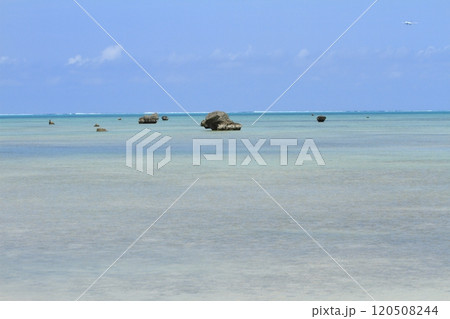 伊良部島佐和田の浜の上空から下地空港へと着陸する飛行機の眺め 120508244