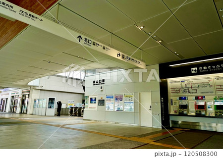 JR新山口駅南北自由通路 在来線改札口が見える風景 山口県山口市 JR新山口駅南北自由通路 在来線改札口が見える風景 山口県山口市 120508300