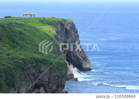 絶壁に荒波が打ち寄せる伊良部島白鳥崎の風景 120508668