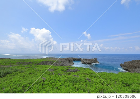 伊良部島白鳥崎のターコイズブルーの美しい海の風景 伊良部島白鳥崎のターコイズブルーの美しい海の風景 120508686