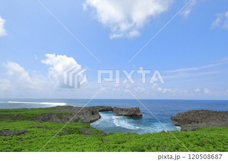 青く美しい波が打ち寄せる伊良部島白鳥崎の景色 青く美しい波が打ち寄せる伊良部島白鳥崎の景色 120508687