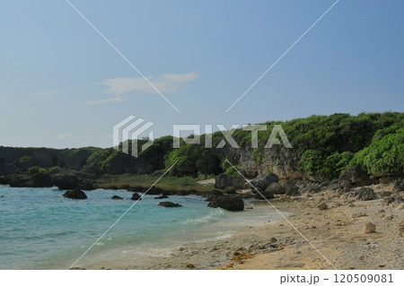 自然な入り江の下地島中の島ビーチの海岸線の景色 自然な入り江の下地島中の島ビーチの海岸線の景色 120509081