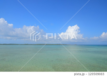 宮古島の透明な海の向こうに見える西平安名崎の景色 120509083