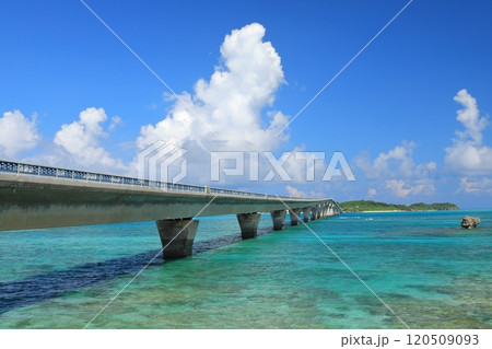 エメラルドグリーンの海に架かった絶景の池間大橋 エメラルドグリーンの海に架かった絶景の池間大橋 120509093
