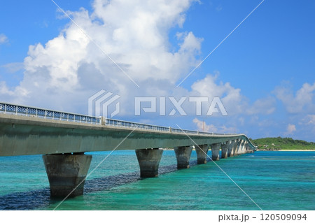 エメラルドグリーンの美しい海を見下ろす池間大橋の風景 120509094
