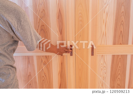 室内の戸を開ける人 室内の戸を開ける人 120509213