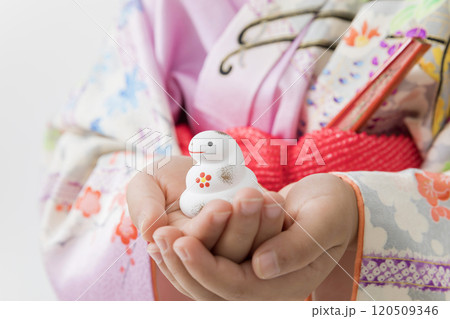 巳年イメージ 蛇の置物を持つ子供手元 巳年イメージ 蛇の置物を持つ子供手元 120509346