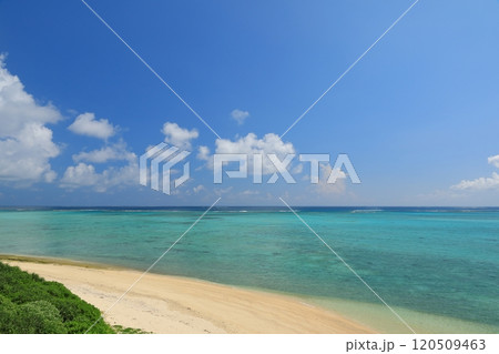 池間島オハマビーチのターコイズブルーの美しい海の風景 120509463