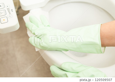 トイレを拭き掃除するミドル女性の手元 トイレを拭き掃除するミドル女性の手元 120509507