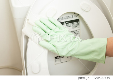 トイレを拭き掃除するミドル女性の手元 トイレを拭き掃除するミドル女性の手元 120509539