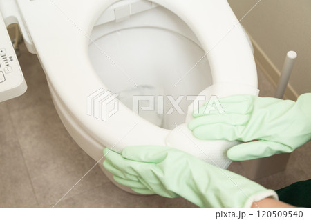 トイレを拭き掃除するミドル女性の手元 120509540