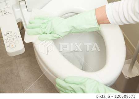 トイレを拭き掃除するミドル女性の手元 120509573