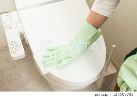 トイレを拭き掃除するミドル女性の手元 120509742