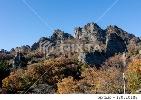 秋の妙義山　中之嶽の岩峰群 120510188