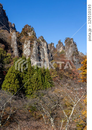 秋の妙義山　中之嶽の岩峰群 120510193