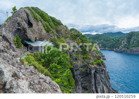 静岡県南伊豆町　石廊崎の先端の岩窟上に岩室神社 120510259