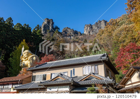 妙義山の奇岩群と中之嶽神社 120510479