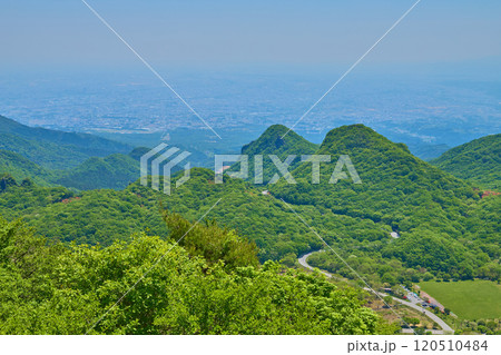 群馬県高崎市の春の榛名山ロープウェイの榛名富士山頂駅から南東の松之沢峠、高崎市街方面を見る 群馬県高崎市の春の榛名山ロープウェイの榛名富士山頂駅から南東の松之沢峠、高崎市街方面を見る 120510484
