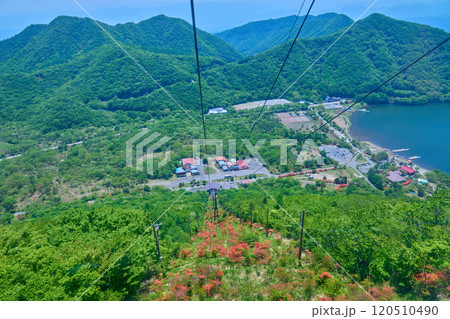 春の群馬県高崎市の榛名山ロープウェイから麓の高原駅方面を見る 120510490