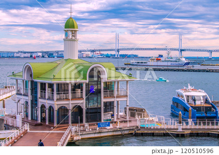 日本の横浜都市景観 みなとみらいぷかりさん橋・出航前の「CIEL BLEU（シエルブルー）」＝23日 120510596