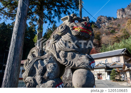 秋の妙義山 中之嶽神社の狛犬 秋の妙義山 中之嶽神社の狛犬 120510685