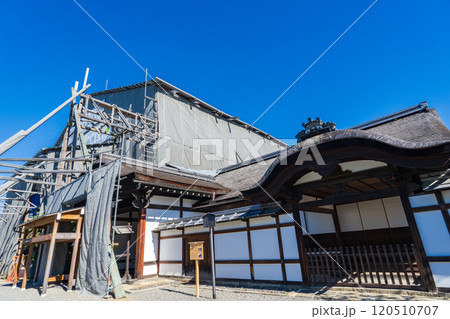 京都市東山区　改修工事中の国宝妙法院庫裏 120510707