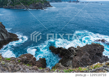 伊豆半島 石廊崎から望む波立つ岩場 伊豆半島 石廊崎から望む波立つ岩場 120510710