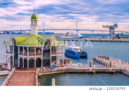 日本の横浜都市景観 みなとみらいぷかりさん橋を出航した「CIEL BLEU(シエルブルー)」=23日 日本の横浜都市景観 みなとみらいぷかりさん橋を出航した「CIEL BLEU(シエルブルー)」=23日 120510745