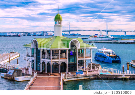 日本の横浜都市景観 みなとみらいぷかりさん橋を出航した「CIEL BLEU（シエルブルー）」＝23日 120510809