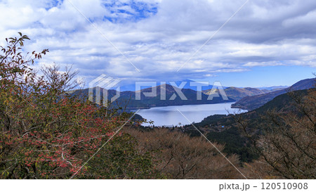 箱根の大観山と芦ノ湖と富士山の紅葉　 120510908